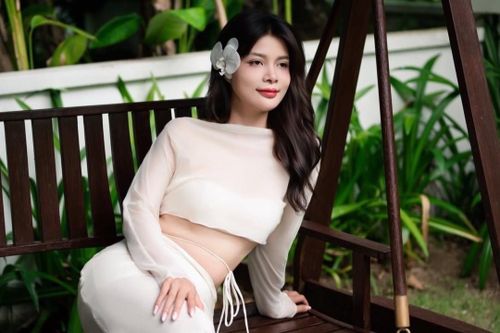 Nhan sắc cô gái được HLV trưởng CLB Quảng Nam quỳ gối cầu hôn