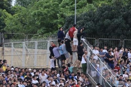 Khán giả vượt rào xem trận chung kết Cúp Quốc gia