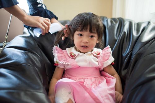 Cha mẹ cần làm gì khi trẻ ốm trong mùa hè?