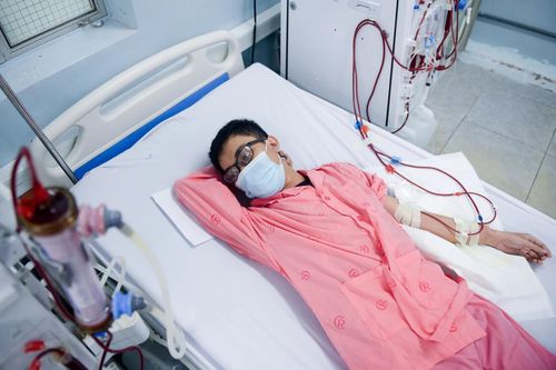 Những người trẻ 'trói' cuộc đời với máy lọc máu