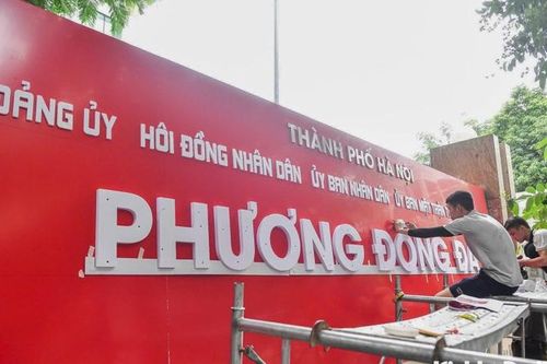Hà Nội: các trụ sở xã, phường mới đang thay biển, sẵn sàng vận hành chính thức vào 1/7