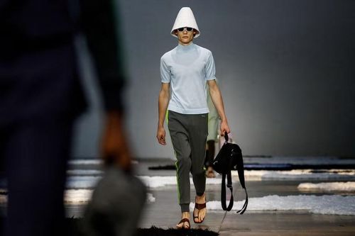 Hãng Prada thừa nhận di sản Ấn Độ trong thiết kế dép sandal mới