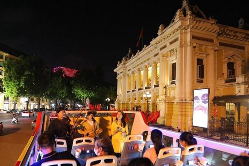 'Xẩm on the bus': Giai điệu xưa ngân vang trên phố phường Hà Nội hiện đại
