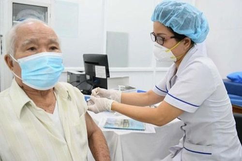 Những vaccine khuyến cáo nên tiêm cho người cao tuổi và người mắc bệnh mạn tính