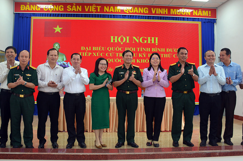 Đại tướng Nguyễn Tân Cương tiếp xúc cử tri tại tỉnh Bình Dương