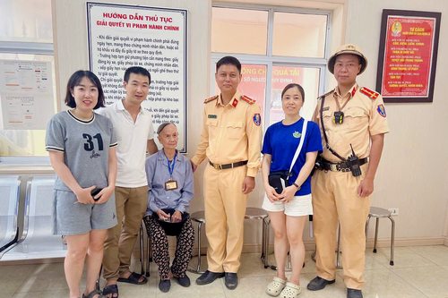 Cảnh sát giao thông Hà Nội giúp đỡ cụ bà 87 tuổi đi lạc về với gia đình