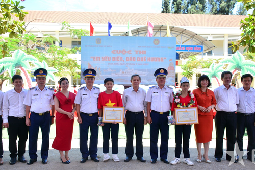 Vùng Cảnh sát biển 2 đồng hành cùng học sinh vượt khó tại Bình Định