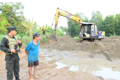 Bắt giữ nhóm đối tượng khai thác cát trái phép trên sông Đồng Nai