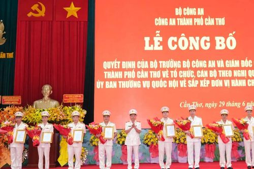Công bố các quyết định nhân sự Công an TP Cần Thơ (mới)