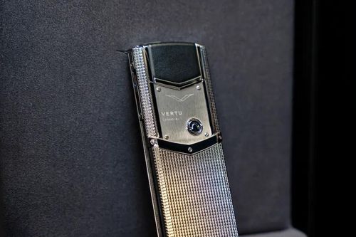 Chi gần 800 triệu đồng mua Vertu Signature V