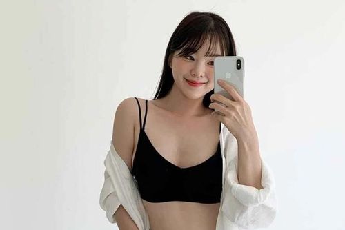 Gái xinh Hàn Quốc 4 năm sau bê bối phải đóng brand đồ lót