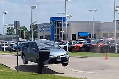 Toyota Corolla 'biết bay' vì đường nứt do nắng nóng cực độ