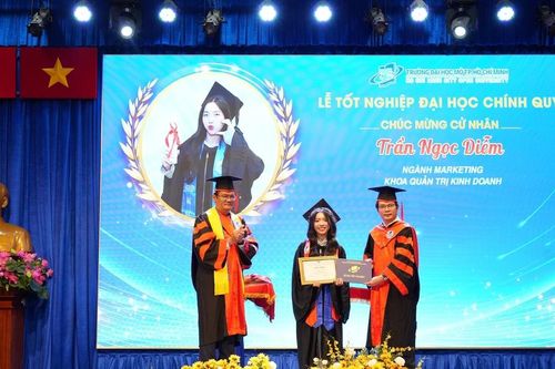 Trường ĐH Mở TPHCM trao bằng tốt nghiệp cho 949 tân cử nhân