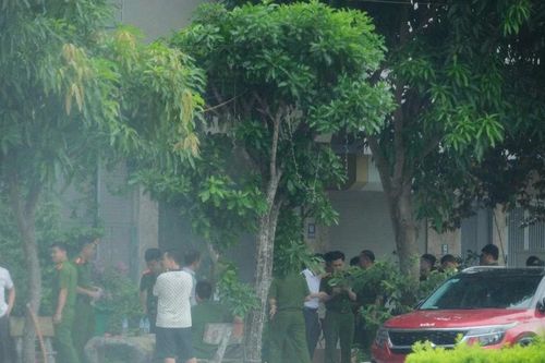 Khám xét nhà Vi 'ngộ' trùm giang hồ cộm cán xứ Thanh