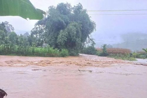 Người phụ nữ ở Yên Bái bị lũ cuốn khi đi đám cưới