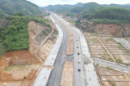 Thông xe kỹ thuật tuyến đường 300 tỷ đồng ở Yên Bái