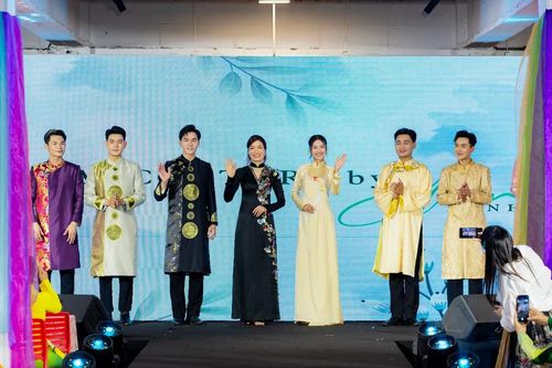 Hoa hậu Thanh Hà duyên dáng khi trình diễn áo dài, góp phần quảng bá hình ảnh người phụ nữ Việt Nam