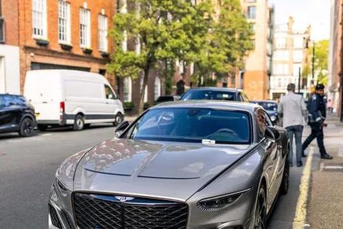 Xe sang siêu hiếm Bentley Mulliner Batur xuất hiện trên phố