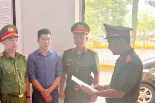 Bắt đối tượng biển thủ tiền bảo hiểm y tế của hơn 300 học sinh
