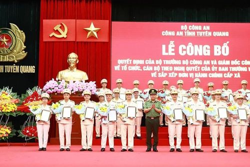 Công bố quyết định bổ nhiệm cán bộ Công an tỉnh Tuyên Quang sau hợp nhất