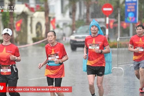 Cụ bà 85 tuổi hoàn thành 10km trong giải chạy 'Vì cộng đồng không ma túy'