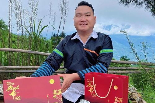 Cán bộ xã đưa trà Phình Hồ lên sàn số giá 'khét lẹt', dân mạng tranh nhau mua