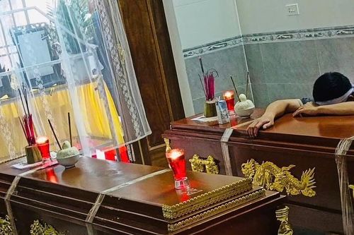 Thắt lòng cảnh người cha ôm quan tài của hai con trai đuối nước