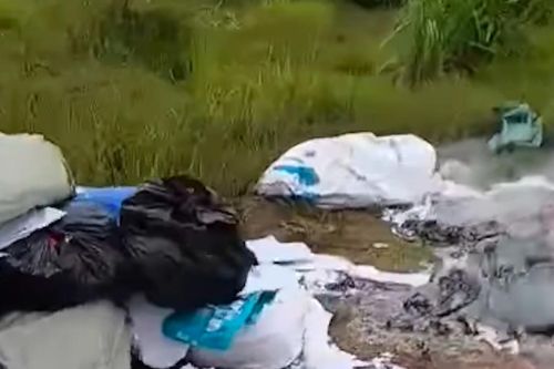 Công an Hà Nội vào cuộc vụ đốt giấy tờ, tài liệu tại sân bóng xã Thượng Mỗ