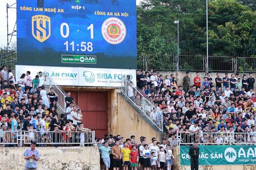 CĐV SLNA tràn xuống sân, Quang Hải dội gáo nước lạnh