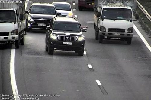 Chèn ép xe trên cao tốc, một tài xế bị khởi tố về tội Gây rối trật tự công cộng