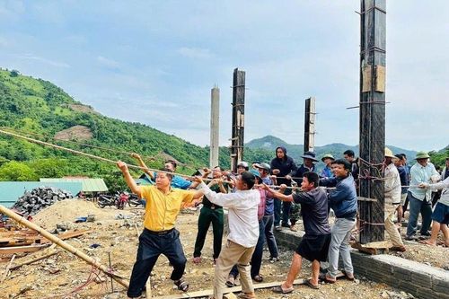 Người dân Kỳ Sơn thở phào khi nhận nhà mới trước mùa bão, không còn cảnh 'đêm không dám ngủ vì sợ lũ quét'