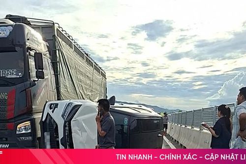 Ô tô con lật nghiêng trên cao tốc ở Hà Tĩnh, giao thông bị ùn ứ