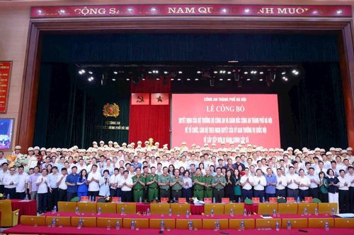 Hà Nội trao quyết định cho 126 Trưởng Công an các xã, phường