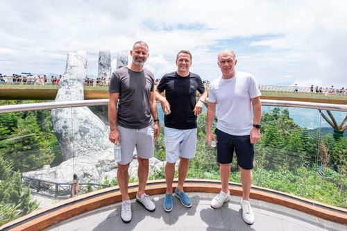Huyền thoại bóng đá Michael Owen bất ngờ check in Cầu Vàng
