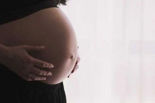 Sinh con tại bệnh viện, sản phụ bị y tá bôi nhầm axit lên bụng