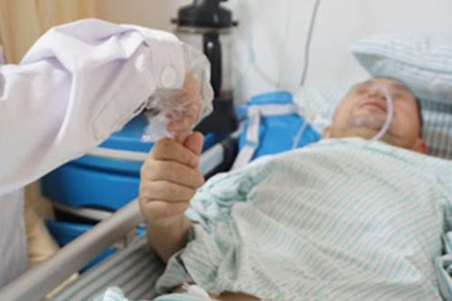 Người đàn ông đột ngột qua đời vì thói quen sai lầm buổi sáng