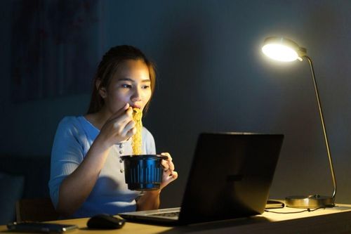 Dinh dưỡng sai cách sau 22h: Kẻ thù thầm lặng của gan và dạ dày