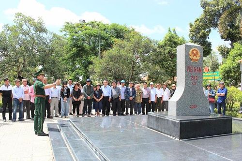 Hội viên Hội Nhà báo tỉnh Đồng Tháp và tỉnh Tiền Giang đi thực tế sáng tác