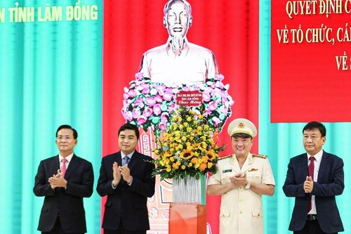 Công an tỉnh Lâm Đồng công bố quyết định sắp xếp tổ chức, cán bộ theo Nghị quyết Quốc hội