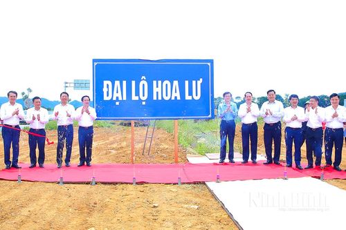 Lễ gắn biển Đại lộ Hoa Lư