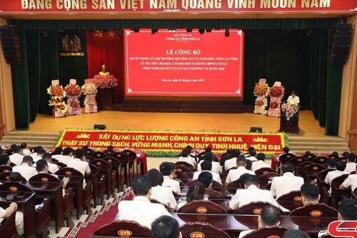 Công bố quyết định về tổ chức, cán bộ đối với công an cấp xã