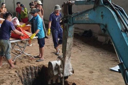 Chôn cất xác cá heo nặng khoảng 130kg trôi dạt trên sông Ông Đốc