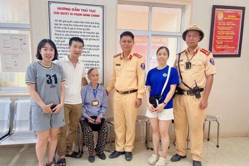 Cháu trai tìm được bà gần 90 tuổi đi lạc nhờ sự giúp đỡ của CSGT