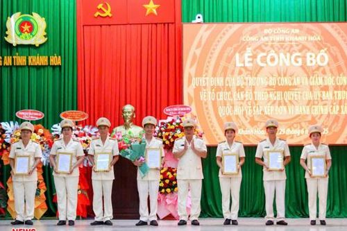 Công bố các quyết định về tổ chức bộ máy và cán bộ Công an tỉnh Khánh Hòa mới