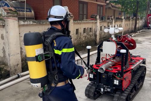 Sử dụng robot chữa cháy diễn tập phương án PCCC