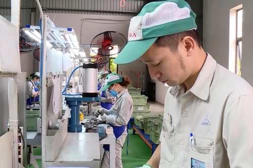 Người lao động mong sớm tăng lương tối thiểu