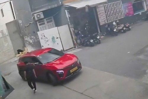 Vụ nam sinh lớp 10 ở TP.HCM 'mất tích bí ẩn': Camera tiết lộ manh mối cuối cùng từ chiếc xe màu đỏ