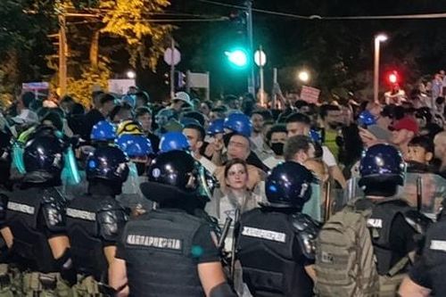 Biểu tình tại Serbia biến thành bạo lực