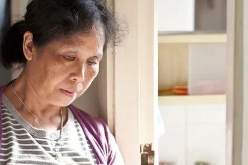 Dành cả đời tiết kiệm cho tuổi già, cụ bà bật khóc: 'Điều hối hận nhất trong cuộc đời tôi là đã dành dụm tiền để nghỉ hưu'