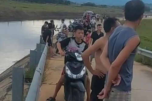 Lao xuống kênh cứu em, hai anh em ruột đuối nước thương tâm